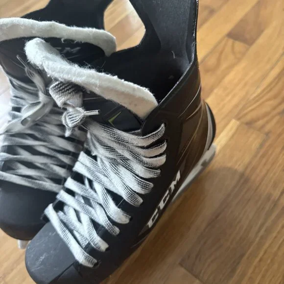 CCM Ribcor 74K Men's Skate Width D Size 5 Shoes 6